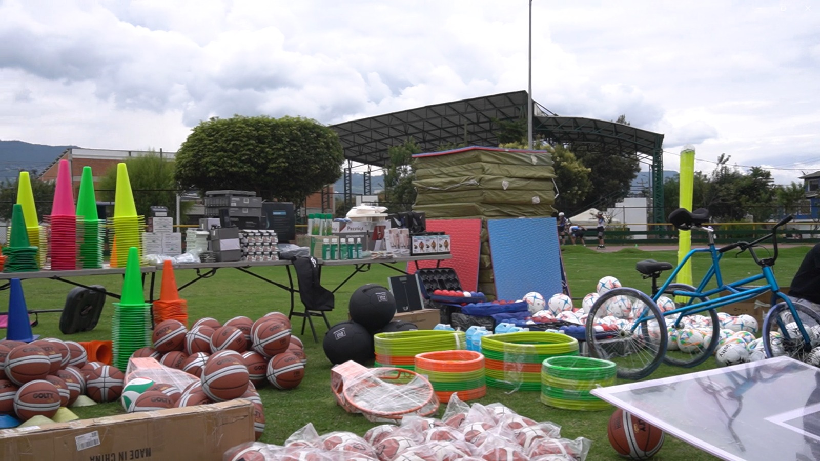 Lee más sobre el artículo Cajicá fortalece el deporte con la entrega de más de 5.000 implementos deportivos